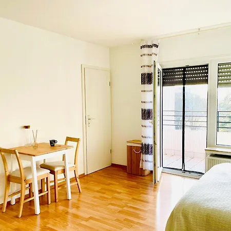 Schoene Mit Balkon In Lägenhet